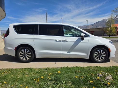Used 2023 Chrysler Pacifica Touring-L FWD image 4