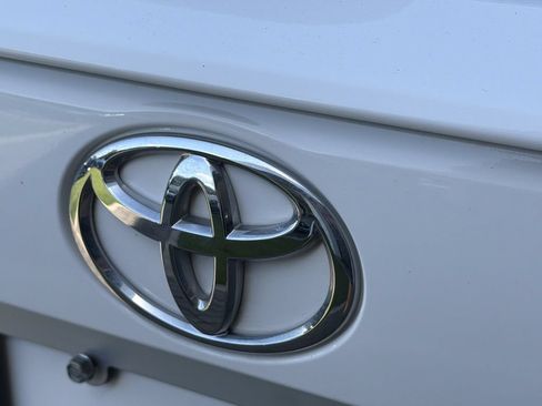 Used 2021 Toyota RAV4 XLE w/ Convenience Package FWD image 11