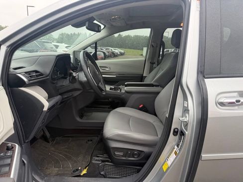 Used 2022 Toyota Sienna XLE FWD image 10