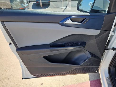 Used 2023 Volkswagen Taos SE w/ Panoramic Sunroof Package FWD image 15