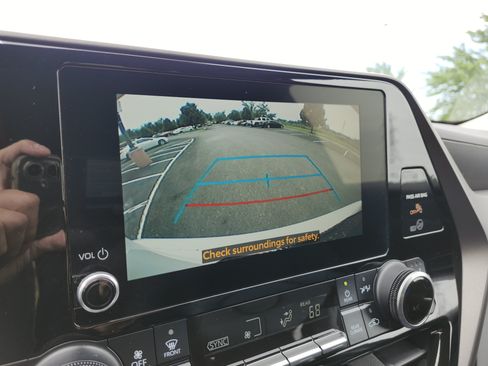 Used 2023 Toyota Highlander XLE FWD image 4