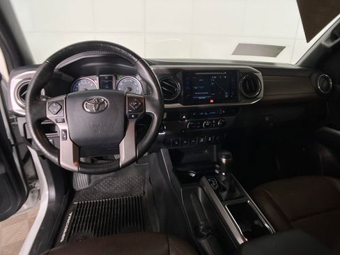 Used 2016 Toyota Tacoma Limited w/ Towing Package image 7