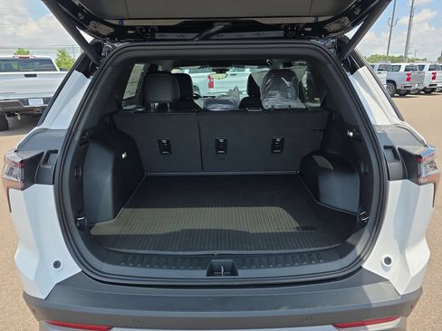 New 2026 Chevrolet Equinox LT w/ Convenience Package II FWD image 13