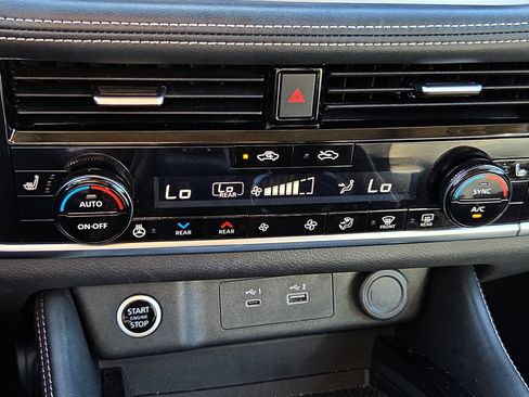 Used 2023 Nissan Rogue SL w/ SL Premium Package FWD image 17