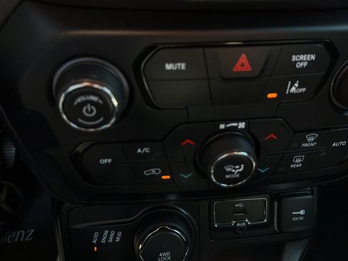 Used 2021 Jeep Renegade Latitude AWD/4WD image 17