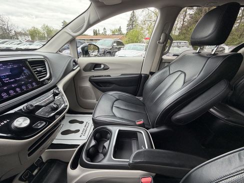 Used 2019 Chrysler Pacifica Limited FWD image 18