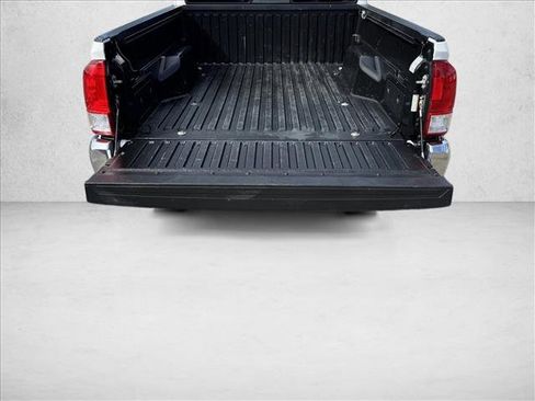 Used 2017 Toyota Tacoma SR5 w/ SR5 Appearance Package (SM) RWD image 8