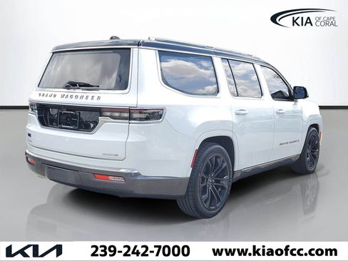 Used 2022 Jeep Grand Wagoneer Series III w/ HD Trailer Tow Package AWD/4WD image 3