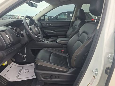Used 2023 Nissan Pathfinder SL w/ Black Appearance Package AWD/4WD image 7