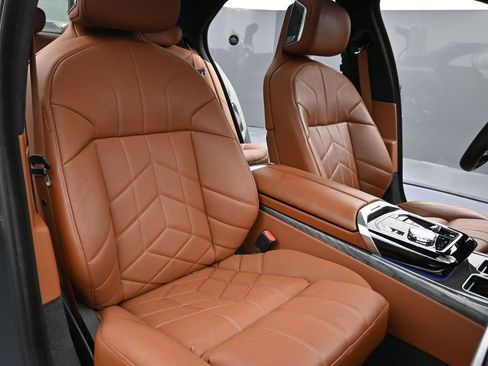 Used 2023 BMW 760i xDrive w/ Executive Package image 23