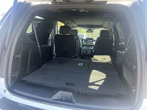 Used 2023 GMC Yukon SLT w/ SLT Luxury Package AWD/4WD image 3