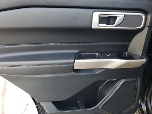 Used 2023 Ford Explorer XLT image 31