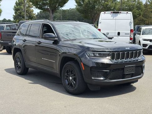 Used 2023 Jeep Grand Cherokee Laredo w/ Luxury Tech Group I AWD/4WD image 14