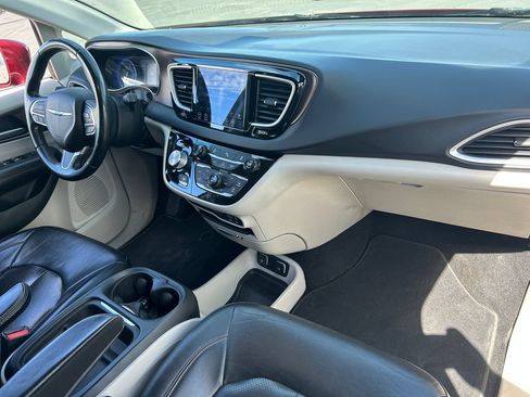 Used 2018 Chrysler Pacifica Touring-L FWD image 36