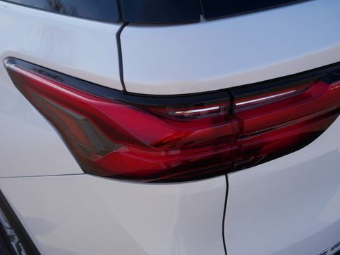 Used 2023 Chevrolet Traverse LT AWD/4WD image 17