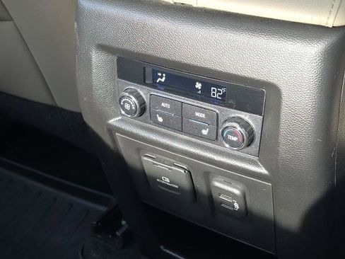 Used 2022 Chevrolet Traverse Premier FWD image 18