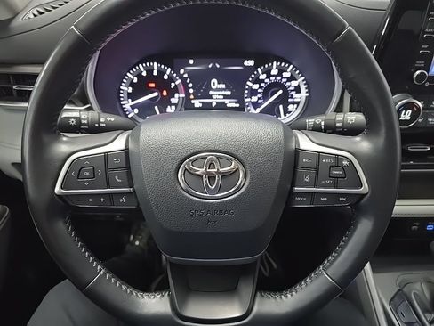 Used 2022 Toyota Highlander XLE AWD/4WD image 19