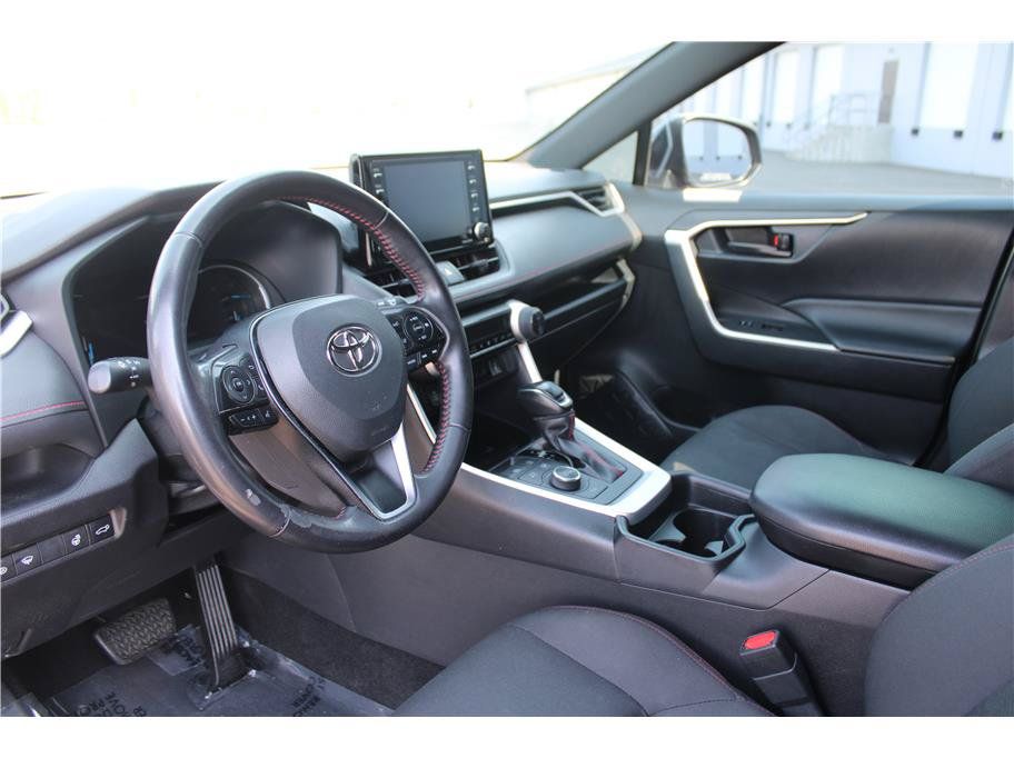 Used 2021 Toyota RAV4 SE w/ Weather & Moonroof Package AWD/4WD image 9
