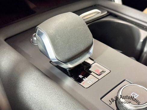 Used 2023 Land Rover Discovery Metropolitan Edition AWD/4WD image 22