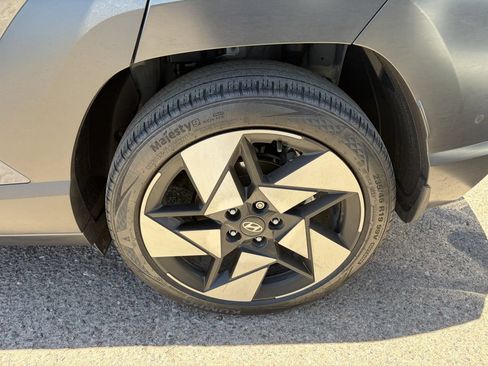 Used 2025 Hyundai Kona Limited FWD image 7