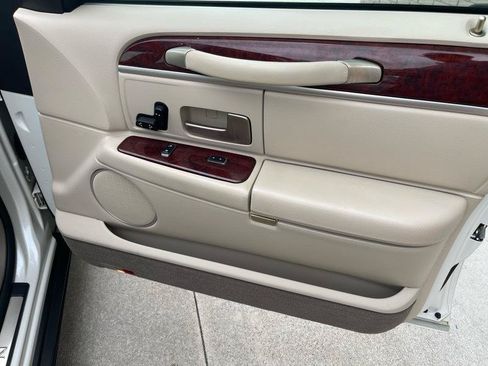 Used 2003 Lincoln Town Car Executive RWD image 41