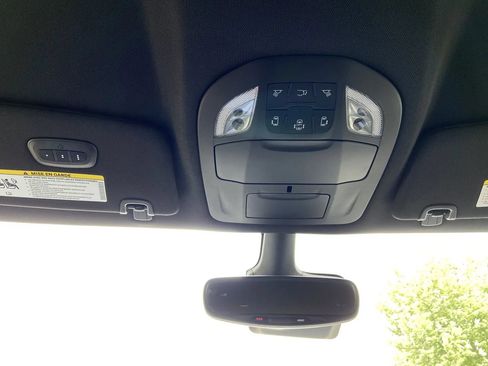 Used 2025 Chrysler Pacifica Select FWD image 16