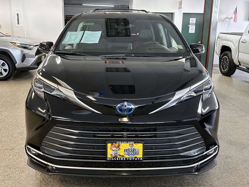 Used 2024 Toyota Sienna Platinum AWD/4WD image 7