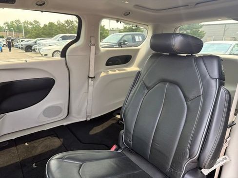 Used 2019 Chrysler Pacifica Limited FWD image 22