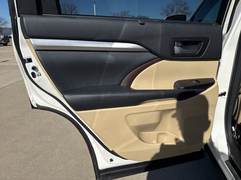 Used 2014 Toyota Highlander XLE image 17