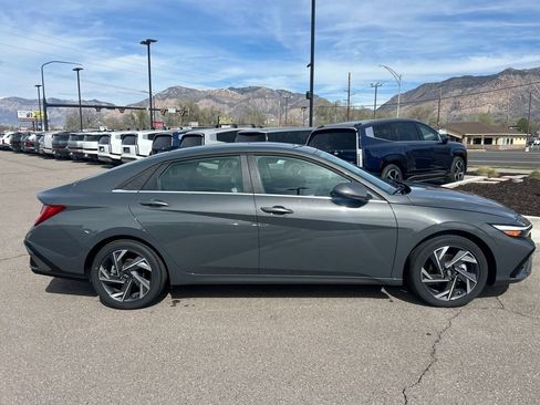 Used 2025 Hyundai Elantra Limited image 4