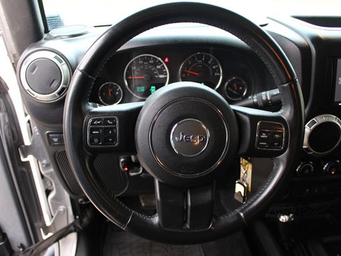 Used 2016 Jeep Wrangler Unlimited Rubicon w/ Connectivity Group image 17