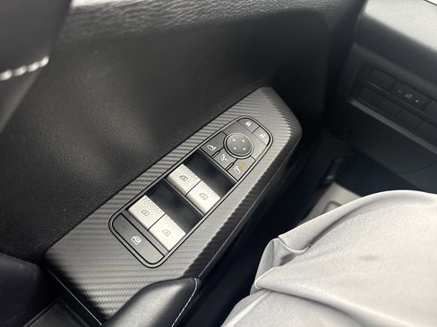 Used 2024 Mitsubishi Outlander SE image 16