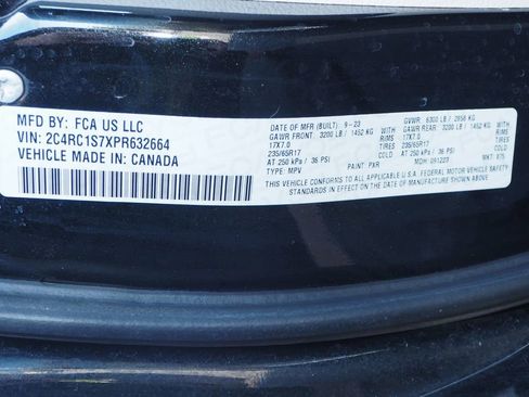 Used 2023 Chrysler Pacifica Limited FWD image 31