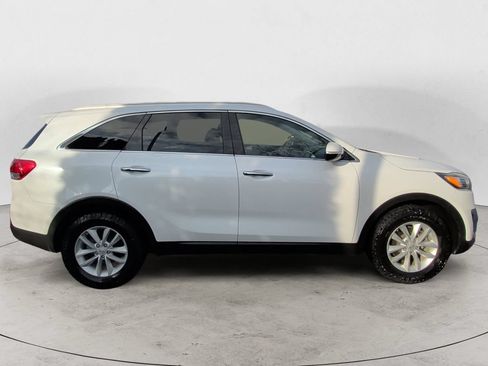 Used 2018 Kia Sorento FWD image 4
