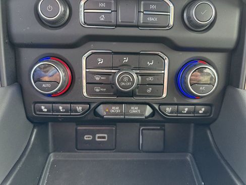 Certified 2024 Chevrolet Suburban High Country w/ Advanced Technology Package image 17