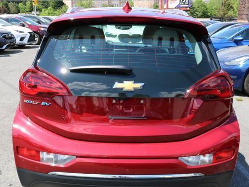 Used 2021 Chevrolet Bolt Premier w/ Infotainment Package FWD image 7