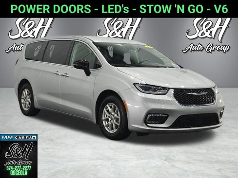 Used 2024 Chrysler Pacifica Touring-L FWD image 1
