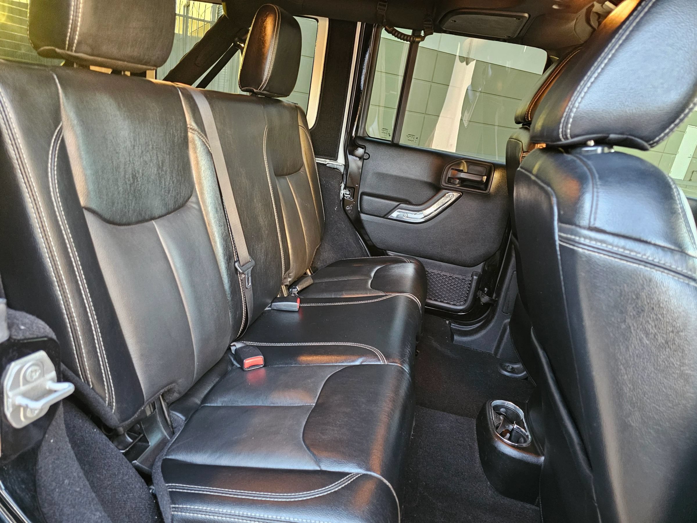 Used 2018 Jeep Wrangler Unlimited Sahara w/ Connectivity Group AWD/4WD image 22
