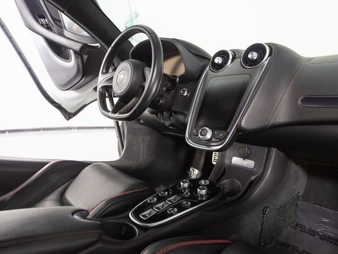 Used 2022 McLaren GT image 27