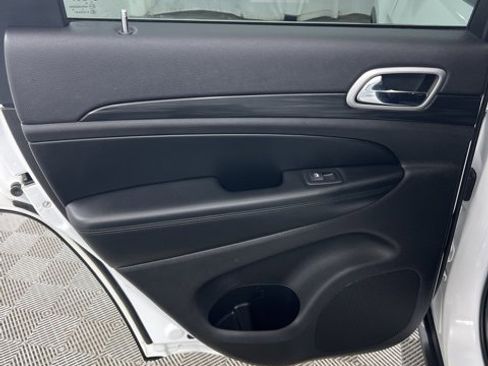 Used 2020 Jeep Grand Cherokee Laredo image 16