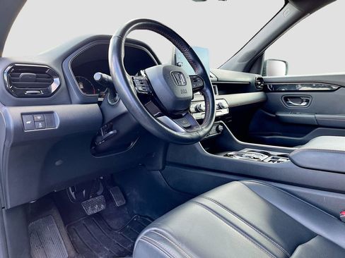 Used 2025 Honda Pilot TrailSport image 9