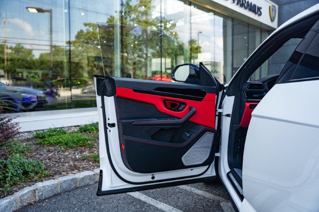 Used 2025 Lamborghini Urus SE AWD/4WD image 28