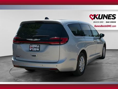 Used 2024 Chrysler Pacifica Touring-L FWD image 10