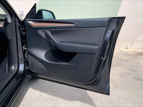 Used 2024 Tesla Model Y 2WD image 27