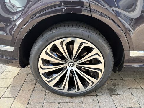 Used 2024 Bentley Bentayga Extended Wheelbase AWD/4WD image 30