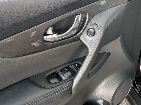 Used 2018 Nissan Rogue S image 9