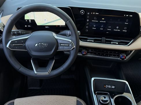 Used 2025 Chevrolet Equinox ACTIV w/ Safety and Technology Package FWD image 12