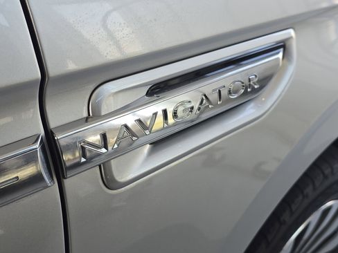 Used 2019 Lincoln Navigator Reserve image 14