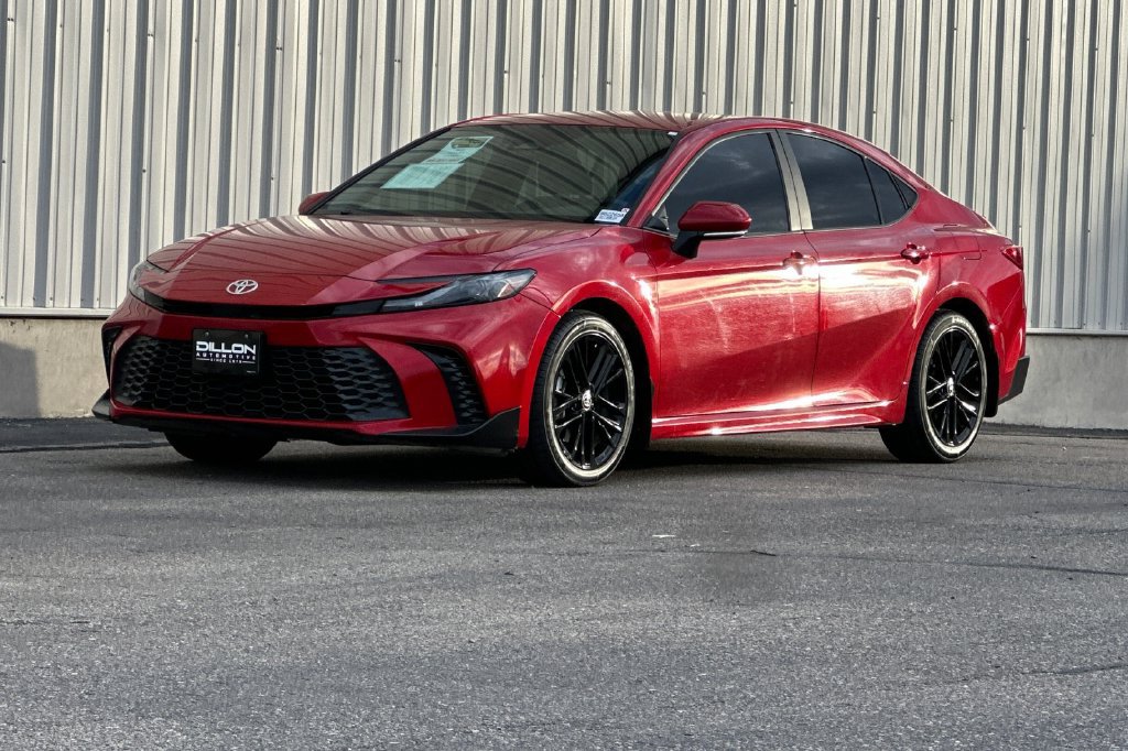 Used 2025 Toyota Camry SE w/ Convenience Package FWD image 4
