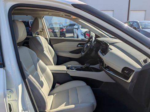 Used 2023 Nissan Rogue SL w/ SL Premium Package image 11